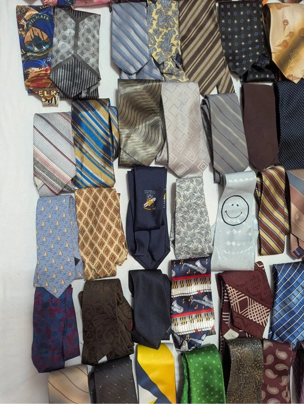 Large Lot of 150 Mens Neckties Ties for Wear Or Crafts Various Brands Colors